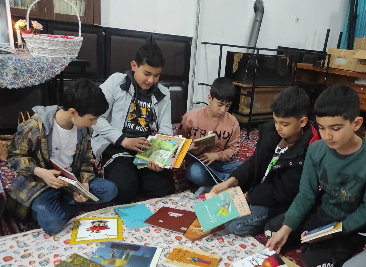 نوروز در مسجد؛ ۱۴ کتاب بهاری به کودکان و نوجوانان آذربایجان غربی هدیه شد