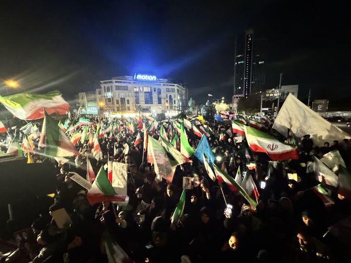 سرودخوانی بچه‌های مسجد در موج هفدهم حضور مشهدی‌ها در میدان