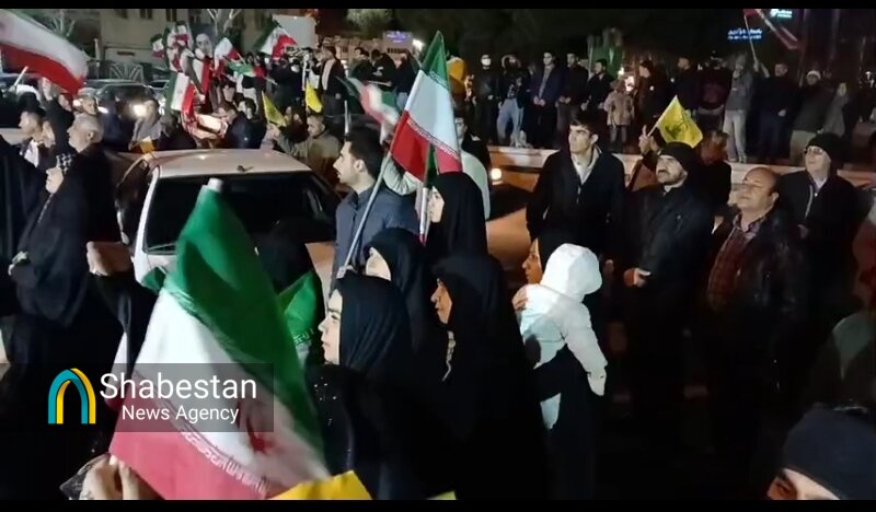 تجمع مردمی سنندج صحنه اتحاد و همدلی/ اقامه نماز جماعت در میدان آزادی شهر