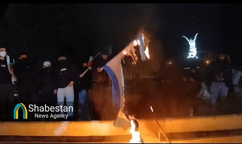 تجمع مردمی سنندج صحنه اتحاد و همدلی/ اقامه نماز جماعت در میدان آزادی شهر