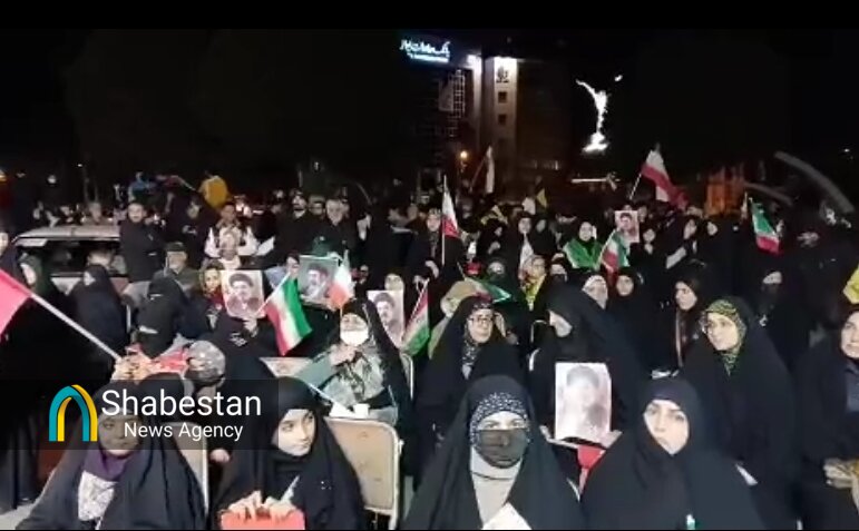 تجمع مردمی سنندج صحنه اتحاد و همدلی/ اقامه نماز جماعت در میدان آزادی شهر