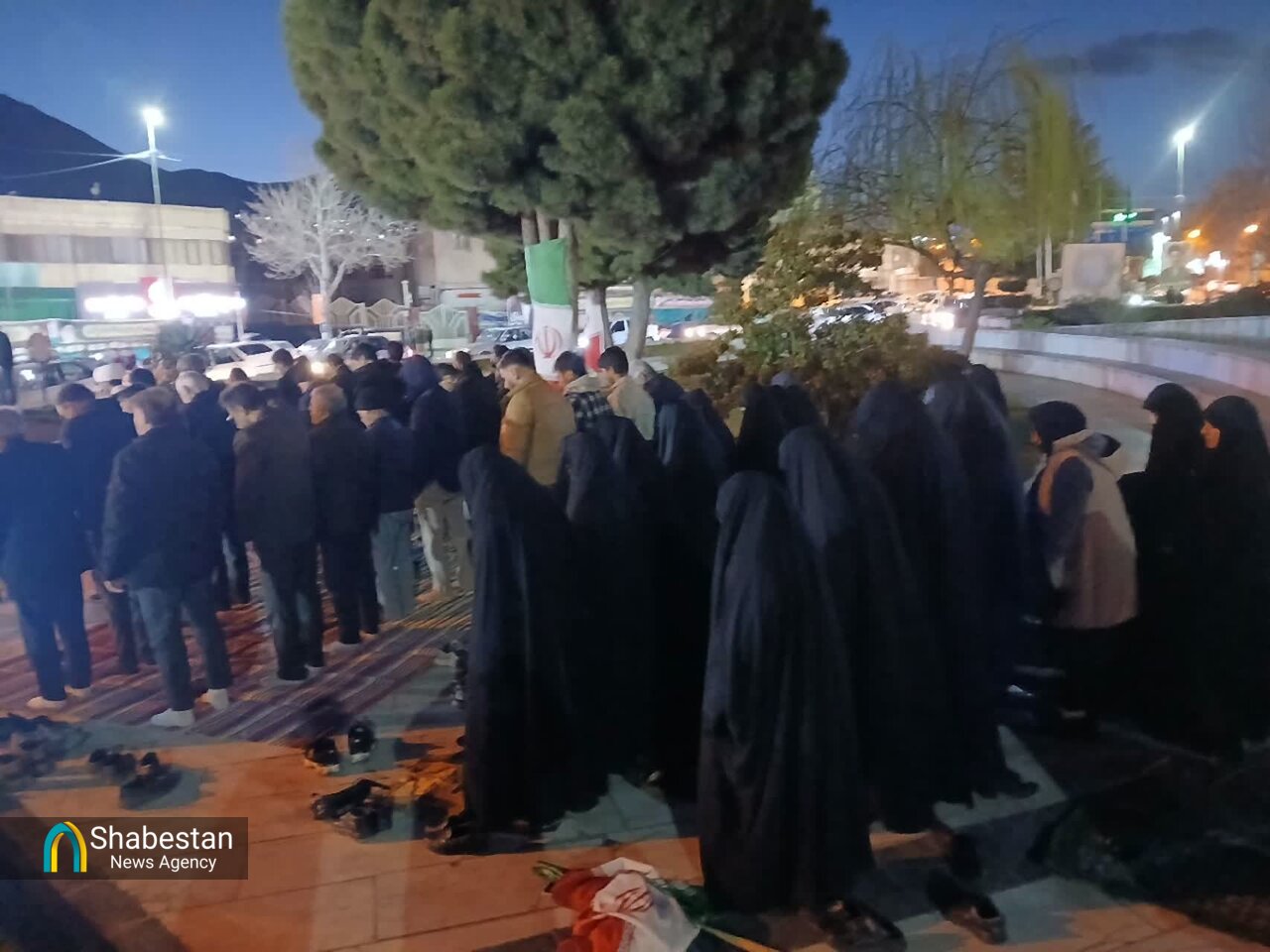 تجمع مردمی سنندج صحنه اتحاد و همدلی/ اقامه نماز جماعت در میدان آزادی شهر