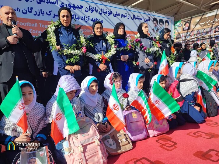 محدثه زلفی، عضو تیم ملی فوتبال زنان بدو ورود به ایران: هیچ جا وطن نمیشه!