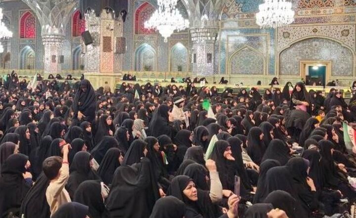 اجتماع بیعت بانوان مشهدی با ولی‌امر مسلمین در حرم رضوی برگزار شد