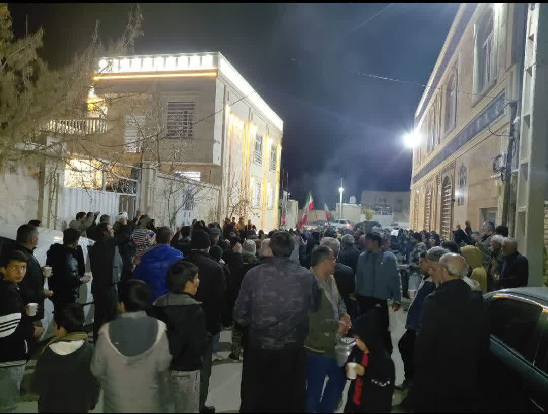 ۱۷ شب حضور عاشقانه و تجمع مقابل خانواده شهدای روستای اسفندان و تجدید میثاق با ولایت