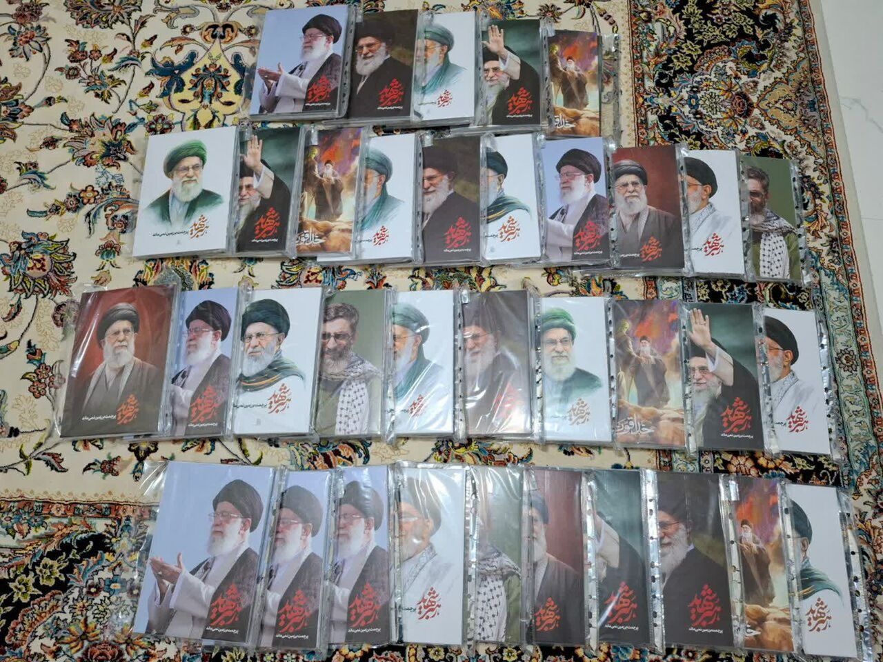 همدلی و شور در توزیع پوسترهای رهبر شهید در کانون سلمان فارسی(ع)