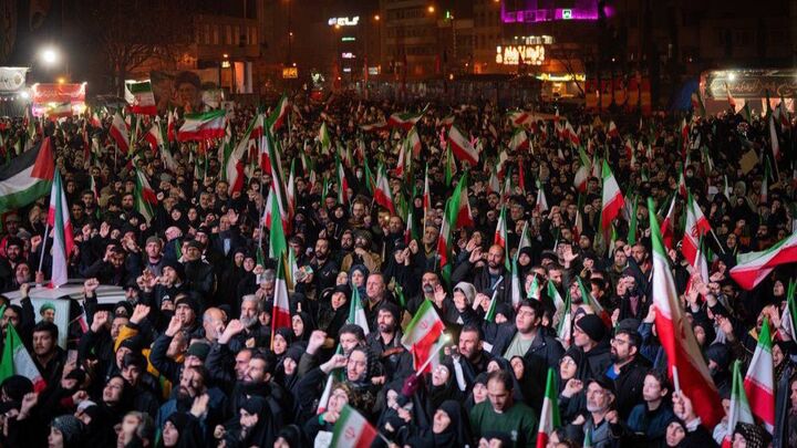 تداوم حضور شبانه ایرانیان در میادین/ بانوان تیم ملی هم آمدند