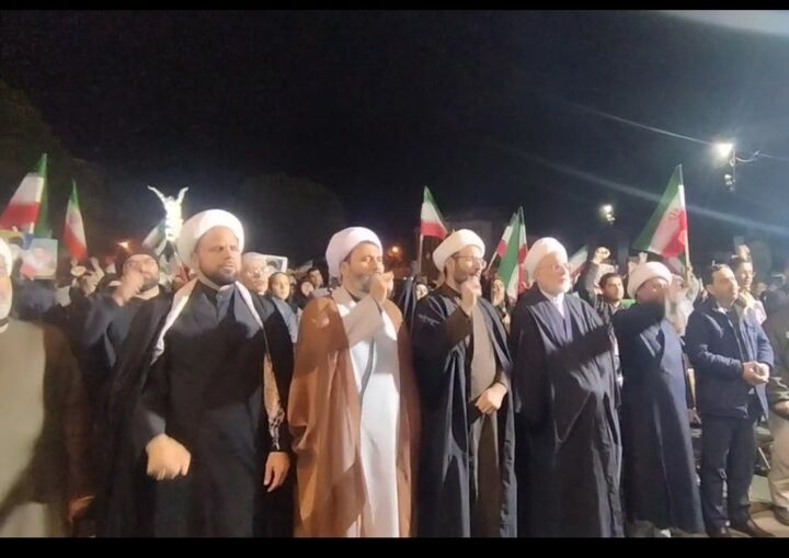تجمع مردم سنندج در میدان آزادی شهر با فریاد الله اکبر