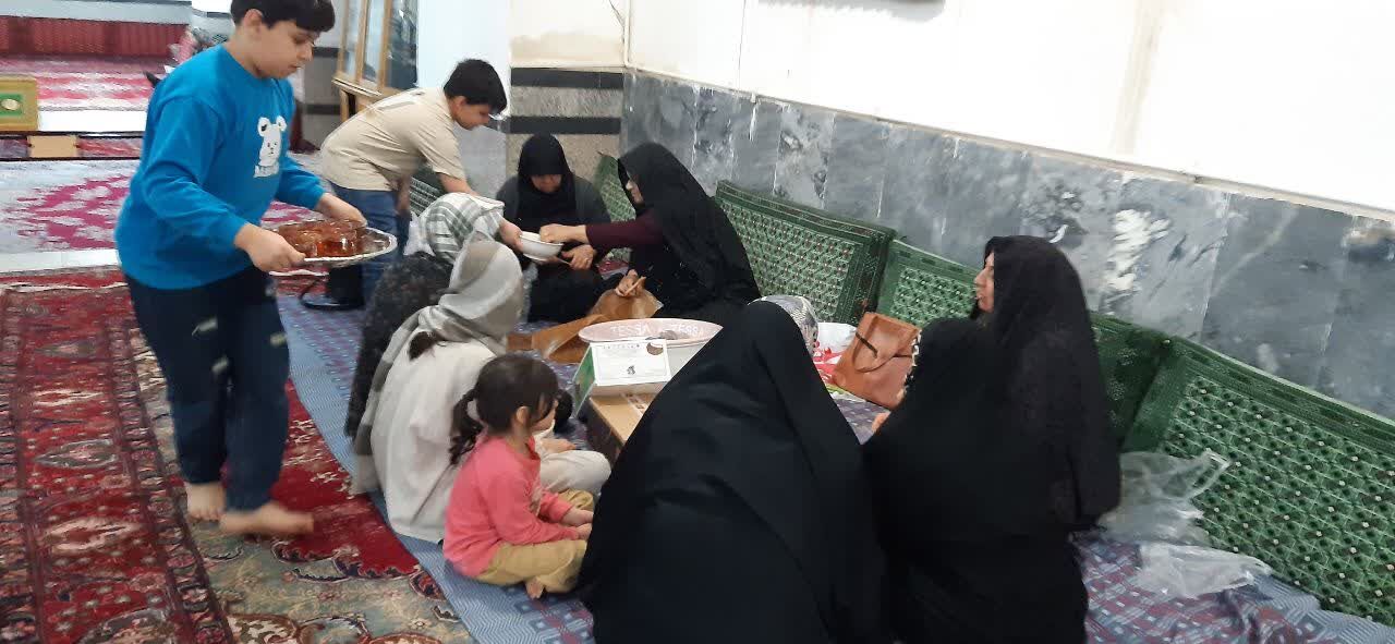 تقدیر مردم الوسجرد از مدافعان امنیت با ۱۲۰ بسته خشکبار/ محصولات بومی روستا در بین حافظان امنیت توزیع شد