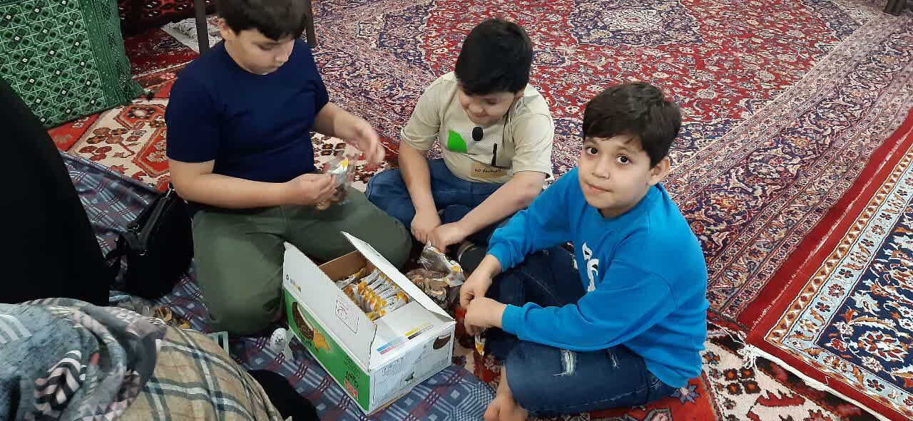 تقدیر مردم الوسجرد از مدافعان امنیت با ۱۲۰ بسته خشکبار/ محصولات بومی روستا در بین حافظان امنیت توزیع شد