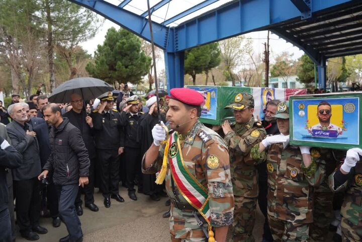 شکوه و ایستادگی؛ مراسم تشییع شهدای ناو  دنا با شعارهای مقاومت در کرمانشاه