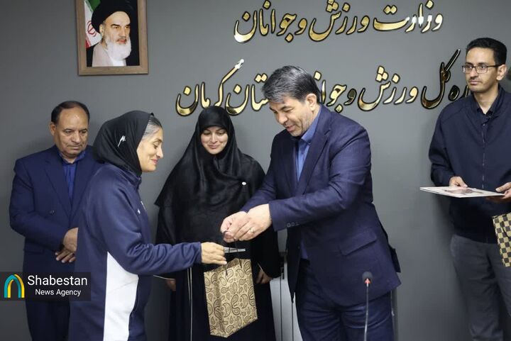 استقبال استاندار کرمان از سرمربی تیم ملی فوتبال بانوان و قدردانی از نقش برجسته وی در بازگشت تیم به کشور