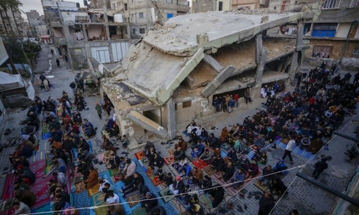 فلسطینی‌ها نماز عید را روی ویرانه‌های مساجد ادا کردند+ عکس