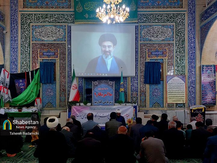تحویل سال در لحظات معنوی افطار مساجد کرمان با یاد قائد شهید و استماع پیام مقام معظم رهبری
