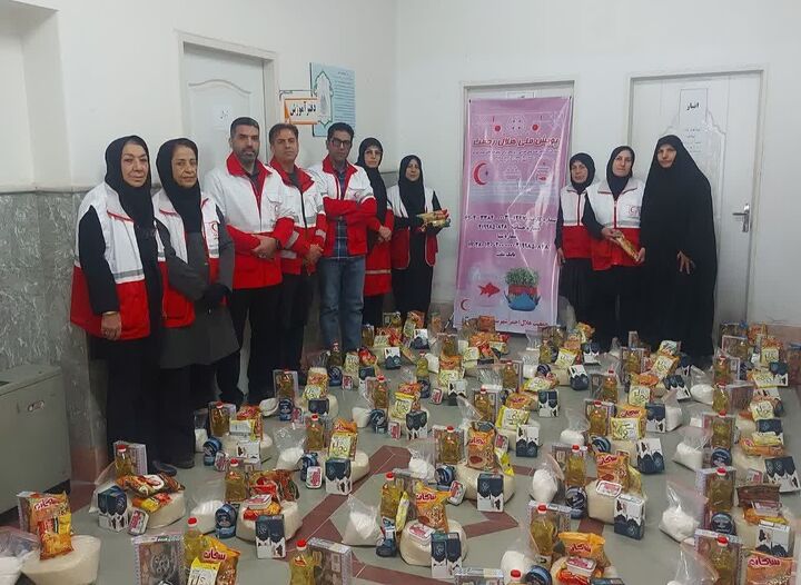 اجرای پویش ملی هلال رحمت در شهرستان اراک با توزیع ۱۰۰ بسته معیشتی