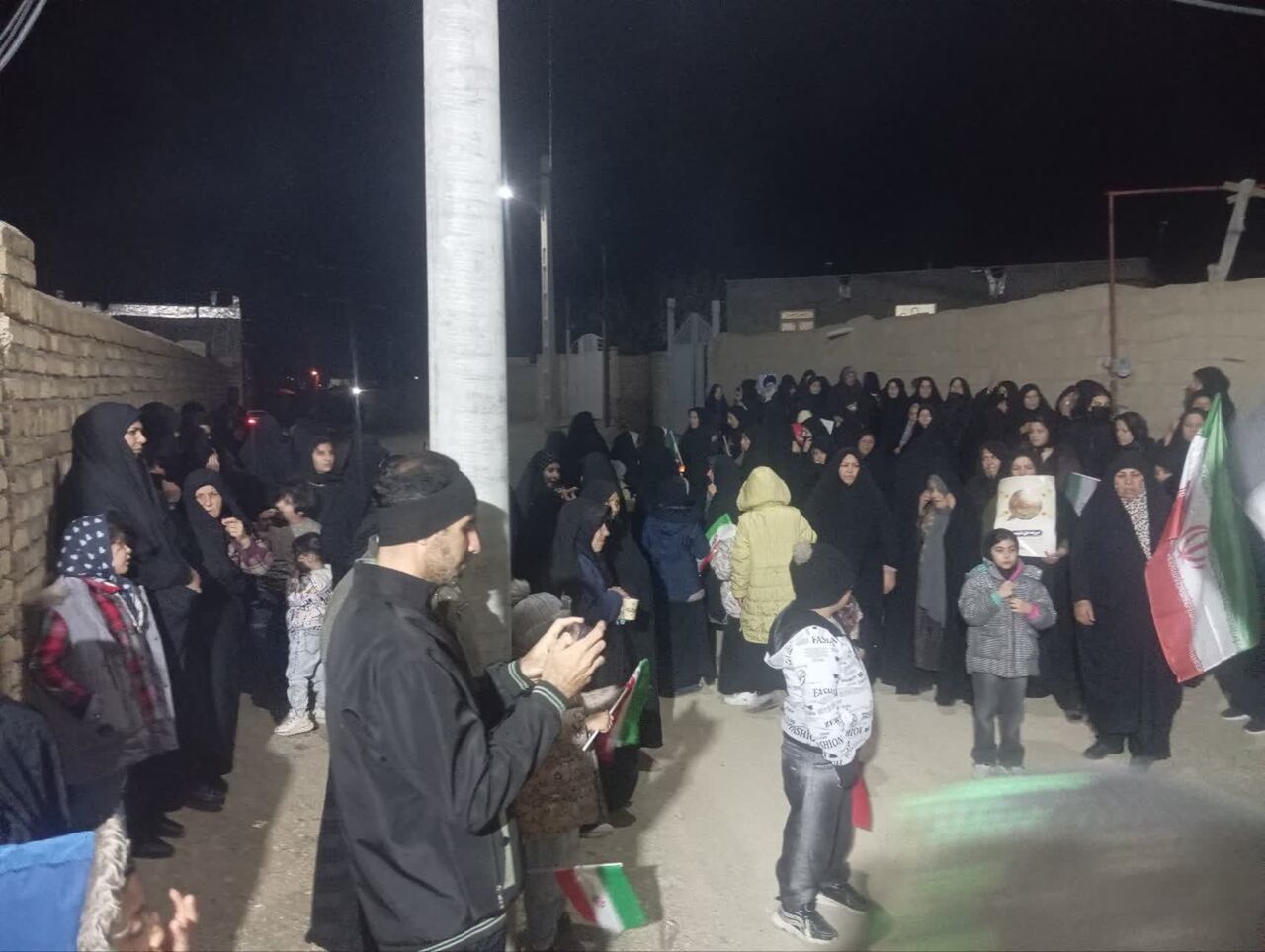 تجمع مردمی در روستای اسفندان در حمایت از جبهه مقاومت/ امشب مسیر منازل شهدا گلباران شد