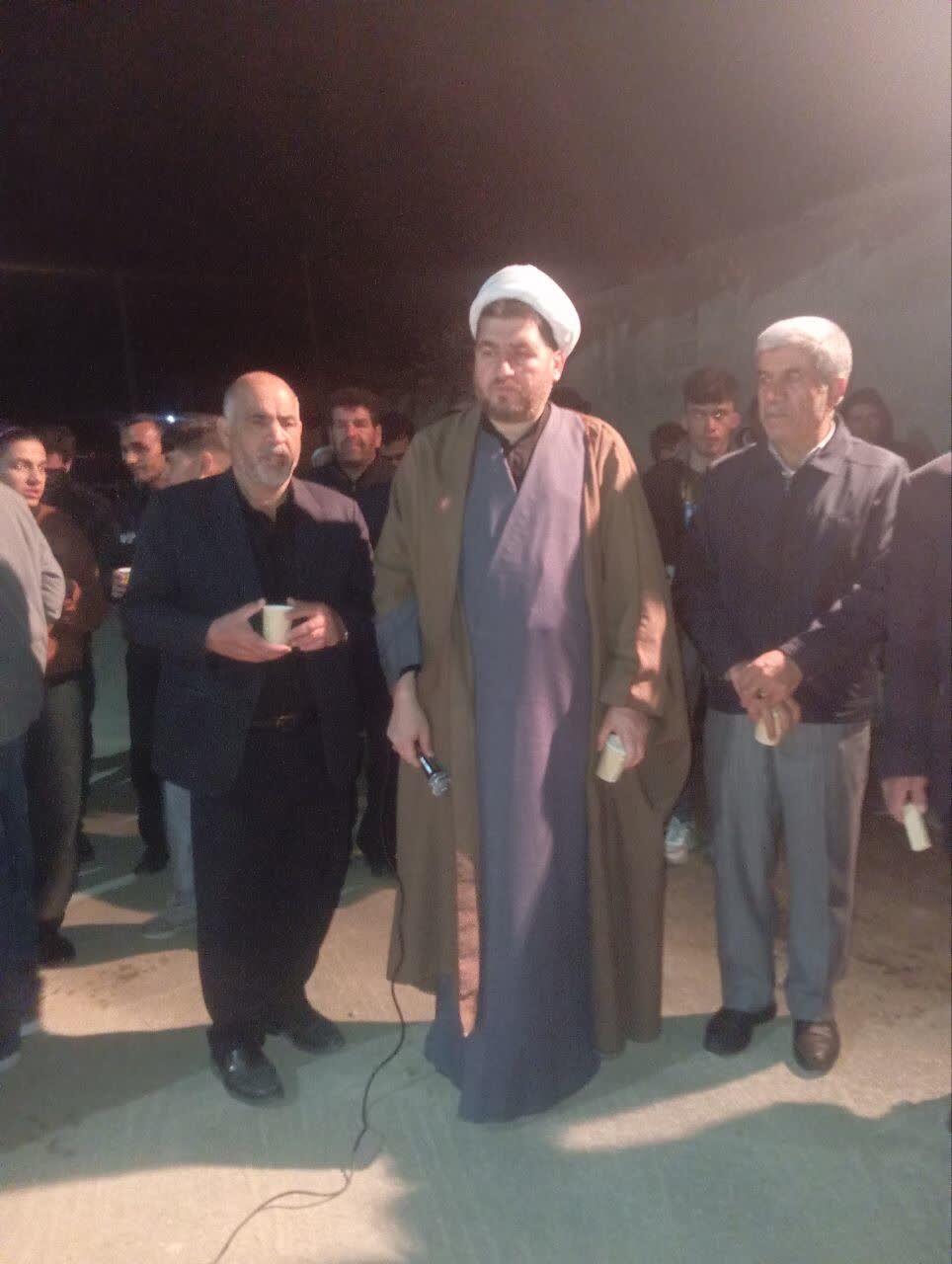 تجمع مردمی در روستای اسفندان در حمایت از جبهه مقاومت/ امشب مسیر منازل شهدا گلباران شد