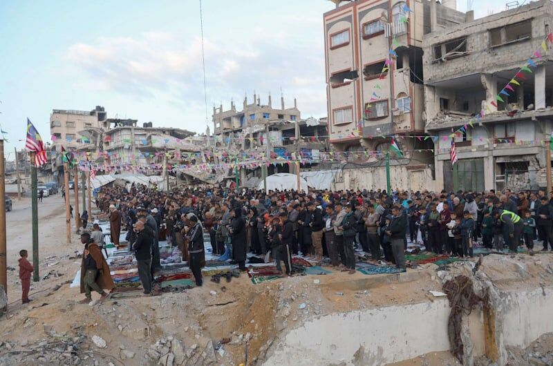فلسطینی‌ها نماز عید را روی خرابه‌های مساجد ادا کردند+ عکس