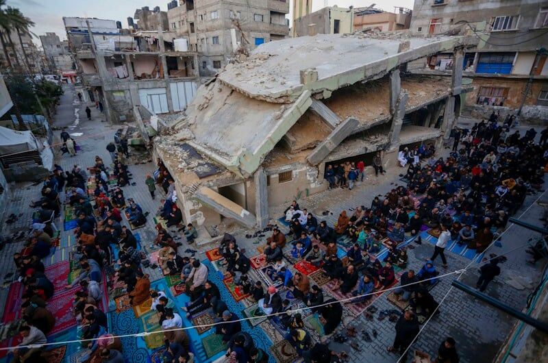 فلسطینی‌ها نماز عید را روی خرابه‌های مساجد ادا کردند+ عکس