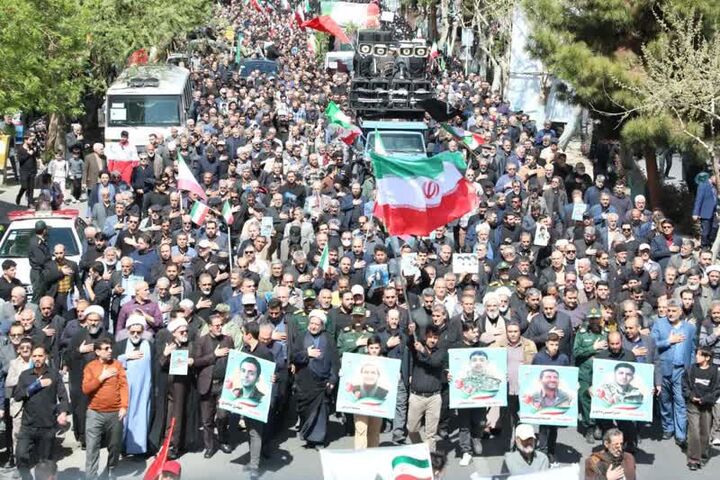 اقامه نماز بر پیکر مطهر پنج شهید جنگ رمضان در سمنان