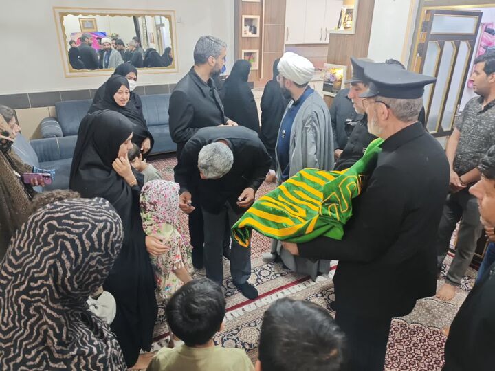 حضور خدام رضوی در منازل شهدای دانش‌آموز و مصدومان دبستان شجره طیبه میناب