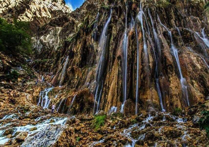 راز یک آبشار شگفت‌انگیز در فارس؛ آبشار فدامی رقص چهارگانه آب در دامان داراب