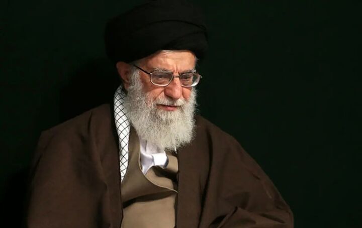 زمزمه سرود جمهوری اسلامی توسط رهبر شهید