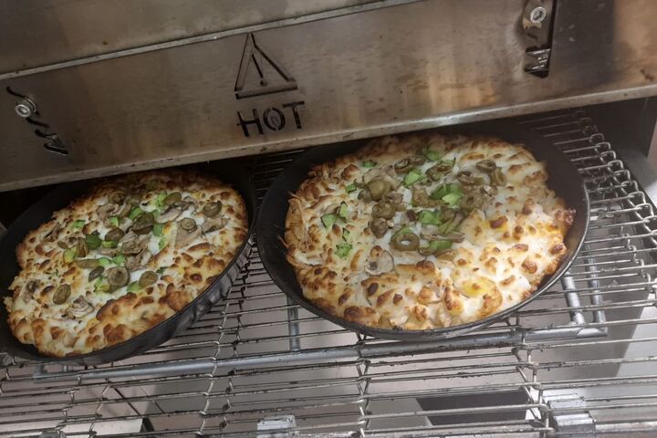 قدردانی از مدافعان امنیت با پخت ۲۰۰ پیتزا در کانون مسجد جامع گلشن گرگان