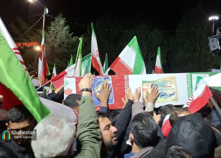 فریادهای مرگ بر آمریکا لحظه ورود پیکر مطهر سردار شهید امیرمحمدی به اجتماع شبانه مردم کرمان