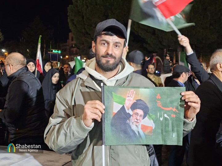 کاروان خودرویی و تجمع مردم شهر سنندج با همراهی بچه‌های مسجدی