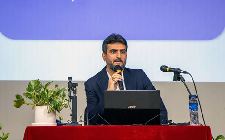 مجاهدت هنرمندان در روزهای ایستادگی  ستودنی‌است