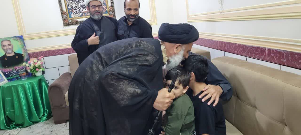 دیدار نماینده ولی‌فقیه در خوزستان با خانواده مدیر شهید کانون فرهنگی هنری «بعثت» اهواز