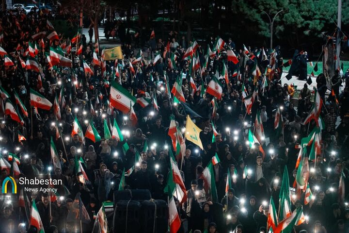 چو دریا موّاج و خروشان؛ نمایی از سیل جمعیت کرمانی‌ها در قرار شبانه بیست و هفتم‌