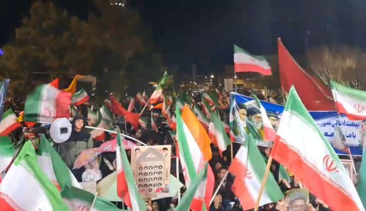 موج بیست و هشتمین  «وعده صادق» در اراک/ فریاد «حیدر، حیدر» مردم در حسینیه ایران