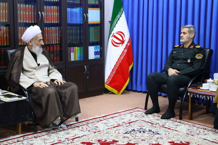 حضور مردم در خیابان ها رزمایش هوشمندانه برای دفاع از انقلاب است