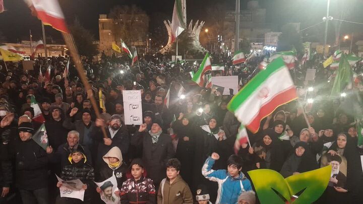 تا پای جان برای ایران؛ حضور پرشور قروه‌ای‌ها در میادین شهر