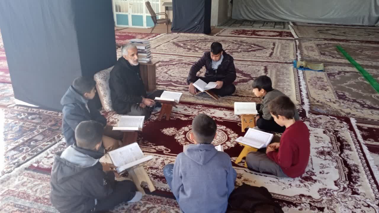 از محراب مسجد تا نوای تواشیح؛ نوجوانان وردنجان با عطر قرآن گرد هم آمدند