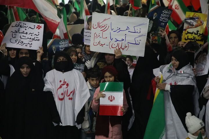 بانوان ارومیه‌ای کفن پوش به میدان آمدند/ به‌زودی صدای سقوط استکبار جهانی را خواهیم شنید