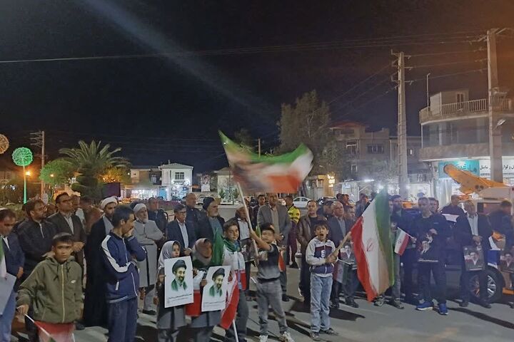 همبستگی مرزنشینان اهل‌سنت گمیشان در سوگ رهبر شهید؛ شب‌های بیعت با رهبر سوم انقلاب در میدان امام خمینی(ره)