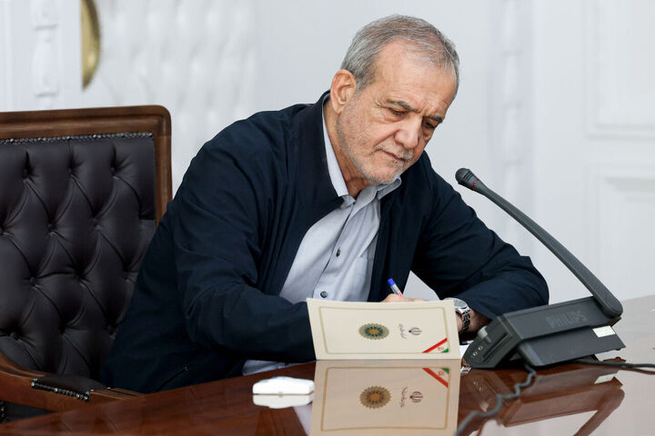 رئیس‌جمهور: شهید تنگسیری با تمام توان اقتدار نیروی دریایی سپاه را ارتقا داد