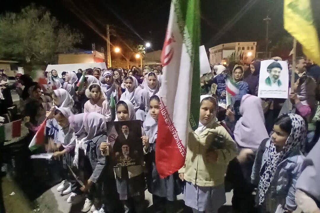 همبستگی مرزنشینان اهلسنت گمیشان در سوگ رهبر شهید؛ شبهای بیعت با رهبر سوم انقلاب در میدان امام خمینی(ره)