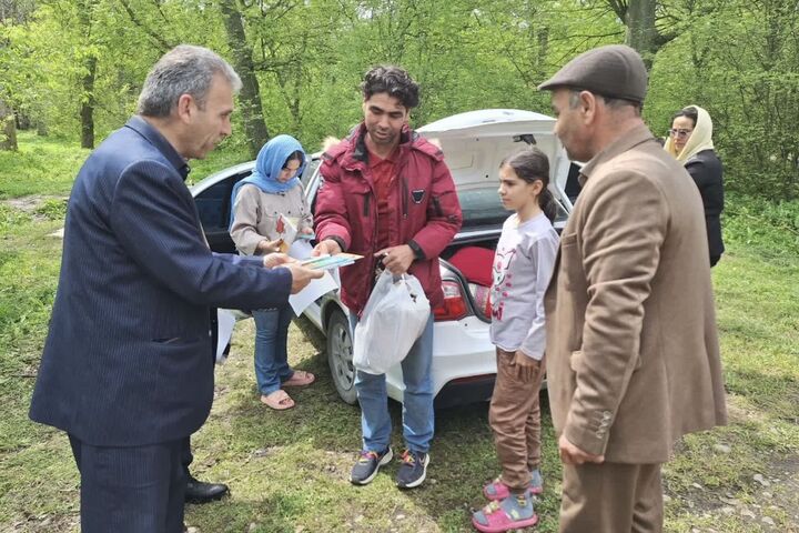 کتاب نویسندگان بومی رامیان به مسافران نوروزی اهدا شد