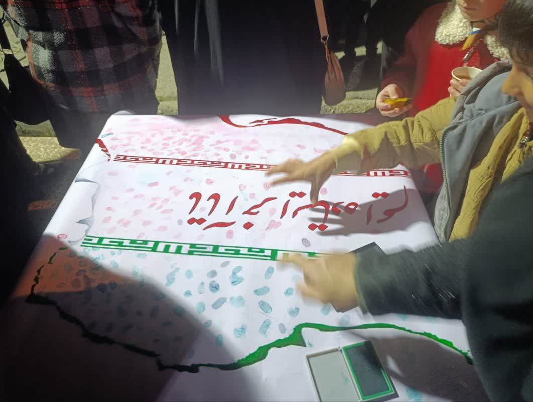 مدرسه تا سنگر؛ سرانگشتان رنگین دانش آموزان گلوگاهی نماد دفاع از انقلاب