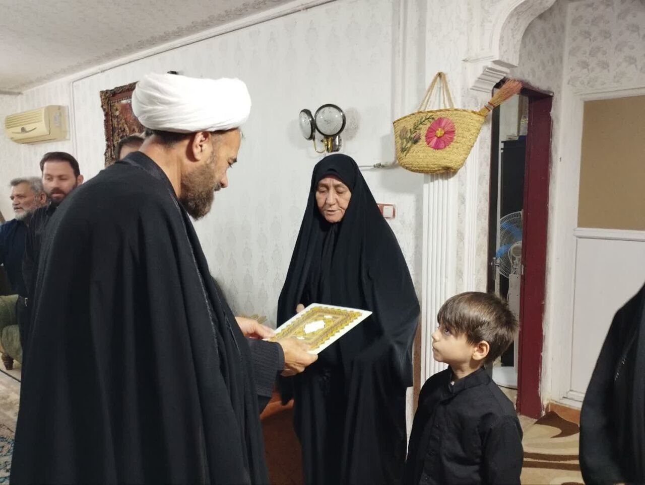 دیدار مسئول نمایندگی ولی فقیه در سپاه نبیاکرم(ص) استان کرمانشاه با خانواده شهدای جنگ رمضان