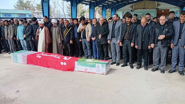 چهار تابوت، یک خانواده؛ وداع تلخ مردم کرمانشاه با شهدای خانواده کریمی