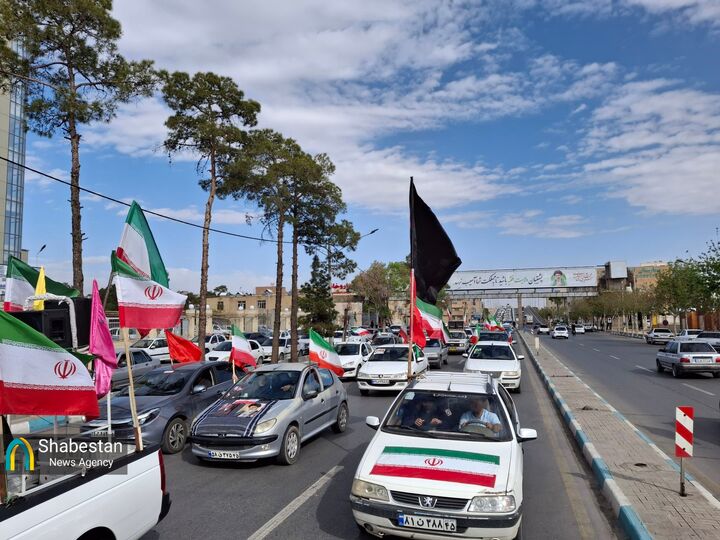 تصاویر هوایی از بزرگترین کاروان خودرویی کشور به طول ۴۰ کیلومتر در کرمان