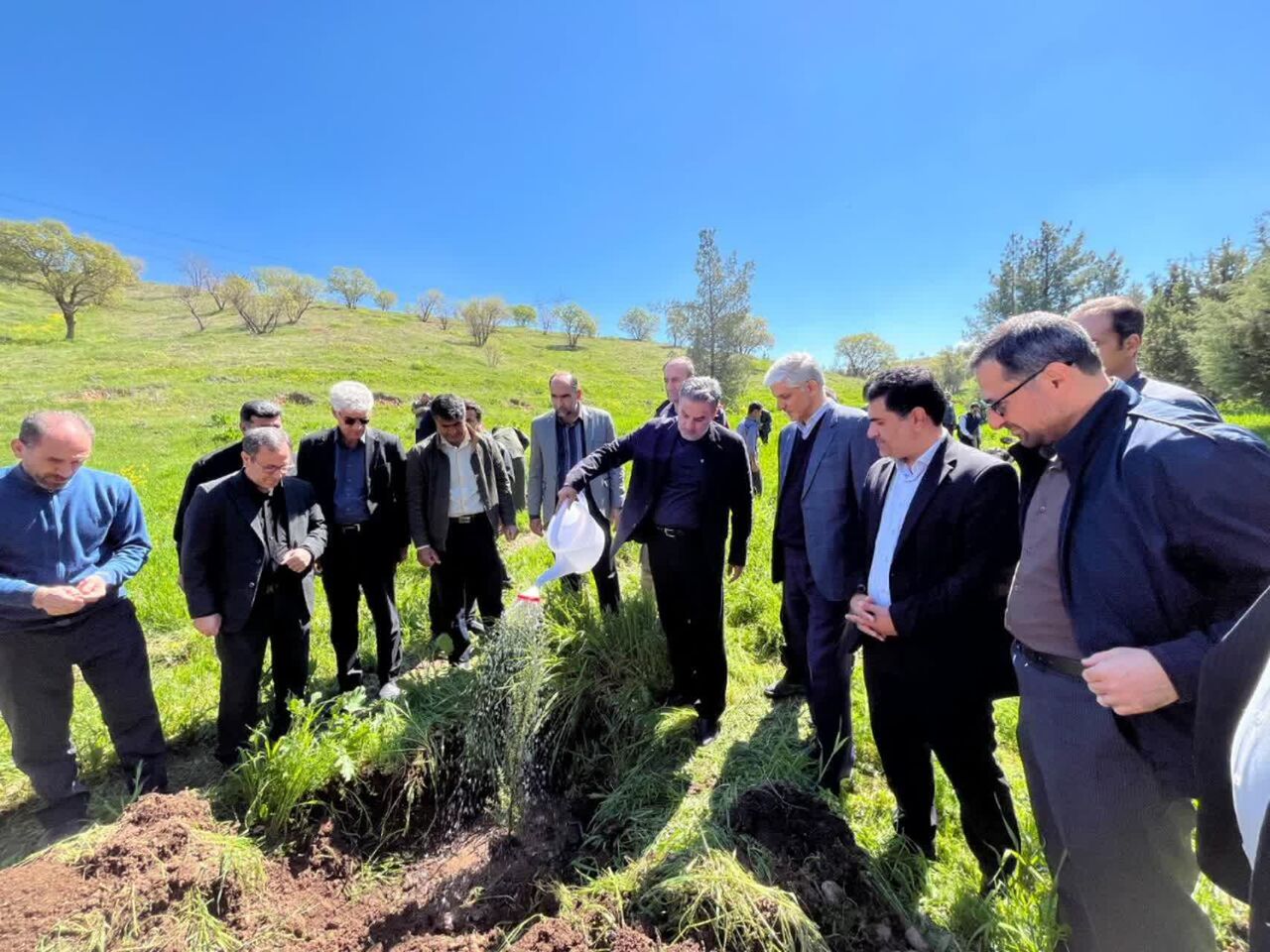 با تمام توان ادامه دهنده راه امام شهیدمان هستیم