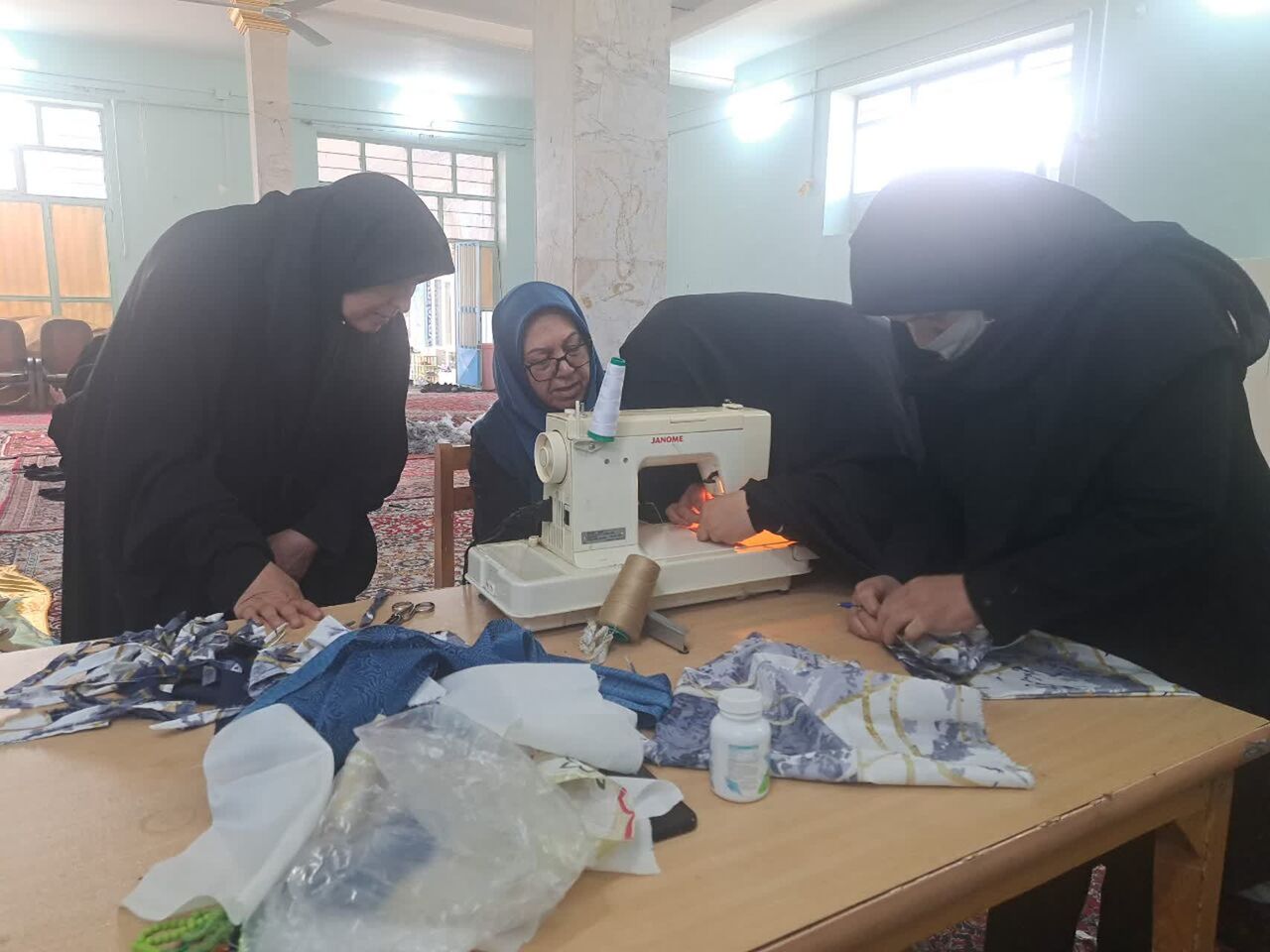 از چرخ خیاطی تا تنور نان؛ روایت همراهی بانوان چهارمحال و بختیاری با جبهه مقاومت