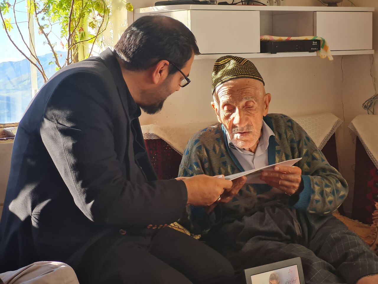 دیدارهای فرهنگی در سروآباد به مناسبت ۱۲ فروردین؛ تجلیل از خانواده شهدا و فعالان فرهنگی