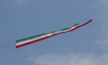 پرچم ایران بر فراز آسمان رامسر به اهتزاز درآمد